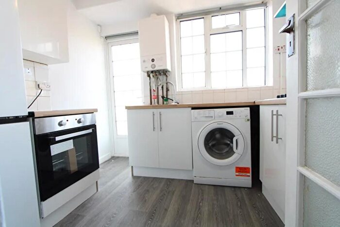 3 Bedroom Flat To Rent In Leigham Avenue, London, SW16