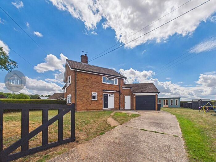 3 Bedroom Semi-Detached House For Sale In Brooke Close, Rushbrooke, IP30
