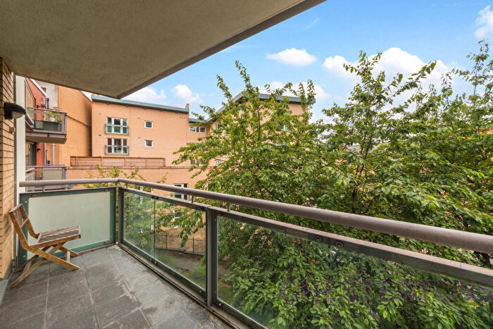 2 Bedroom Flat To Rent In Galaxy Building, Crews Street, E14