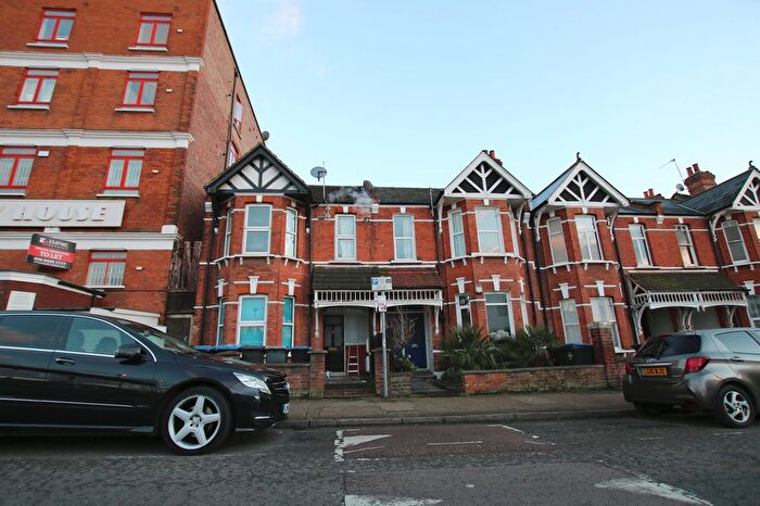 2 Bedroom Flat To Rent In Temple Road, London, NW2