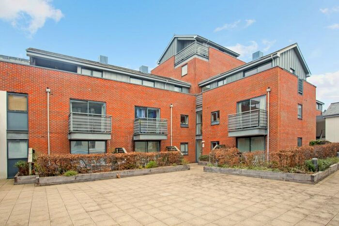 2 Bedroom Flat To Rent In Staple Gardens, Winchester SO23