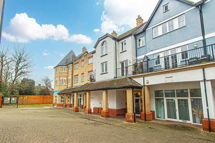 2 Bedroom Flat For Sale In Roche Close, Rochford, SS4