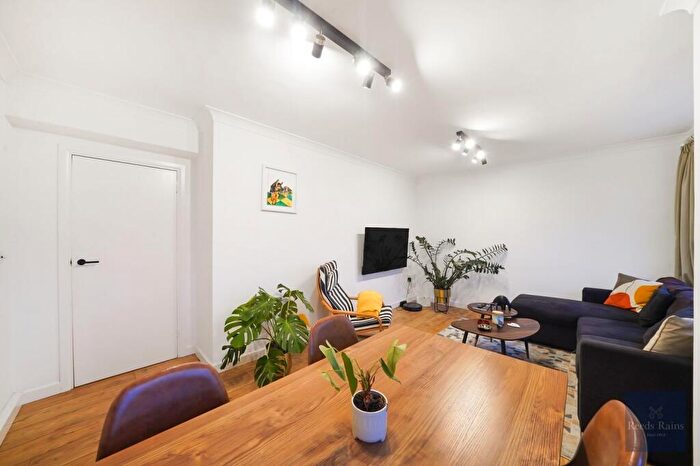 1 Bedroom Apartment For Sale In Howland Estate, London, SE16