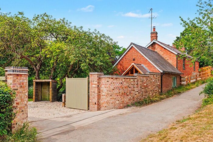 2 Bedroom Detached House For Sale In Banbury Street, Kineton, CV35