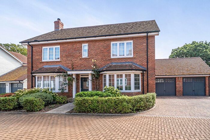 4 Bedroom Detached House For Sale In Oak Tree Close, Odiham, RG29