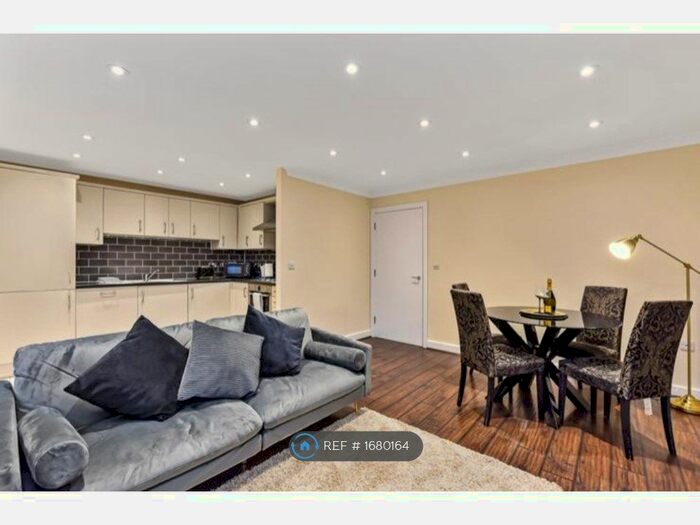 2 Bedroom Flat To Rent In Caterham, Caterham, CR3