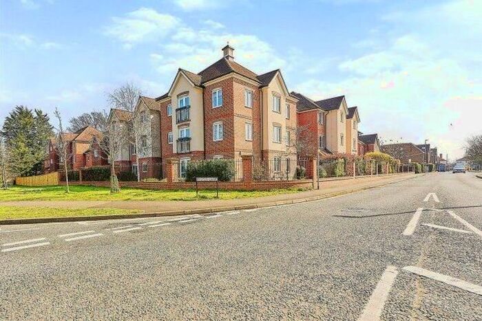 1 Bedroom Flat To Rent In Oyster Lane, West Byfleet, KT14