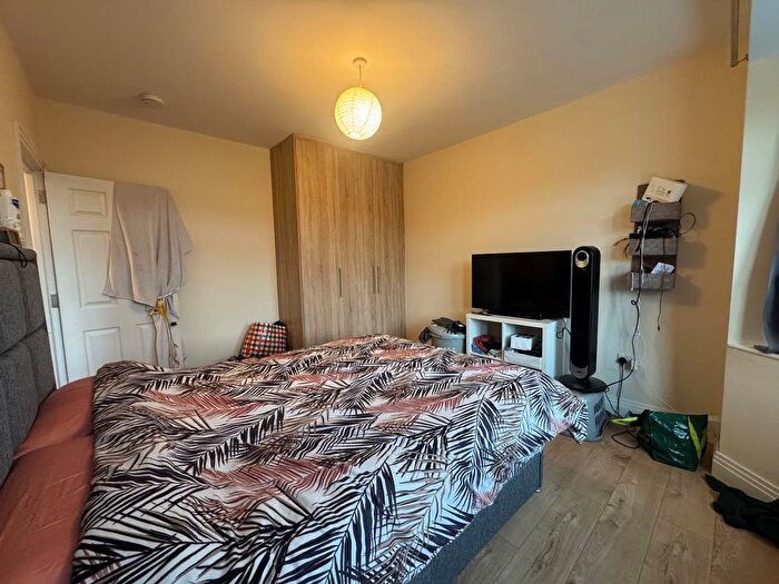 3 Bedroom Flat To Rent In Western Avenue, Acton, W3