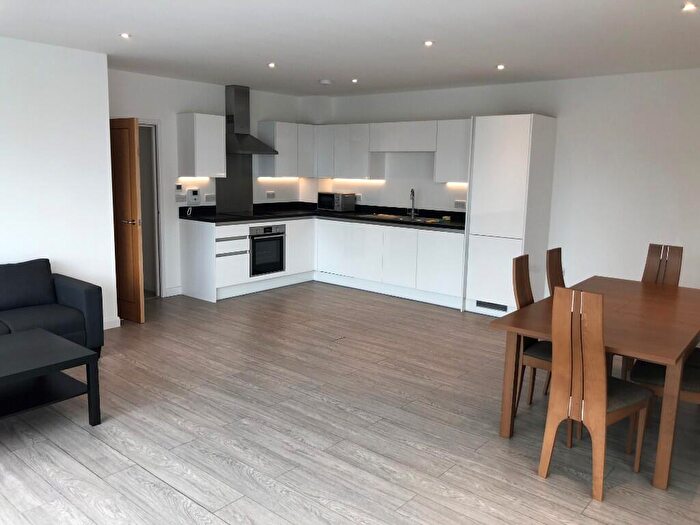 3 Bedroom Flat To Rent In Wightman Road, London, N8