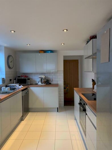 4 Bedroom Private Hall To Rent In Bridge Road, Lancaster, LA1