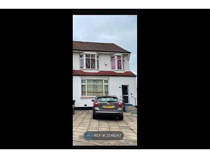 3 Bedroom End Of Terrace House To Rent In Hastings Road, London, N11