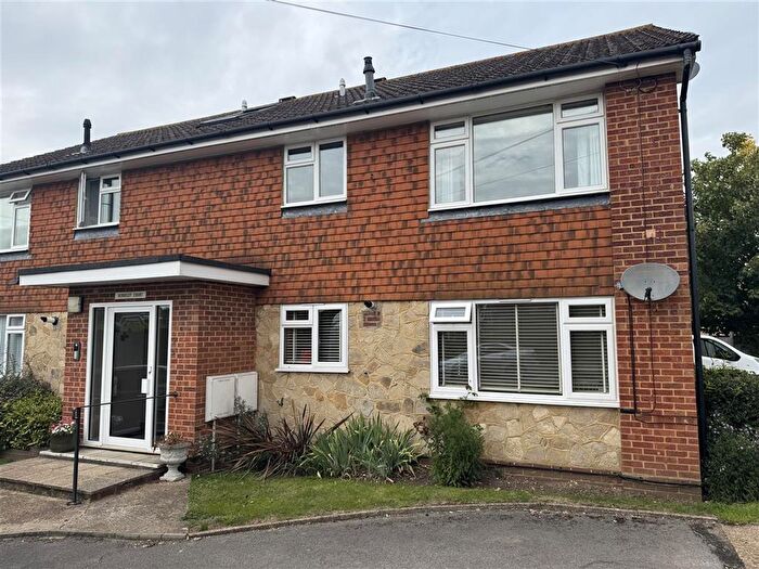 2 Bedroom Flat For Sale In Albert Road, Ashtead, KT21