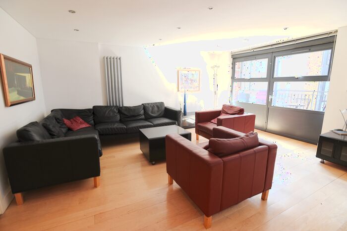 2 Bedroom Flat To Rent In Britton Street, Farringdon, London, EC1M