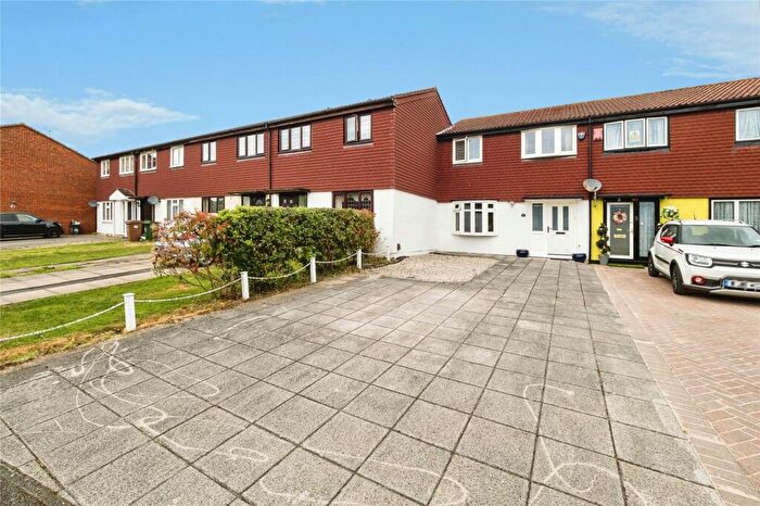 3 Bedroom Terraced House For Sale In Ashingdon Close, Chingford, E4