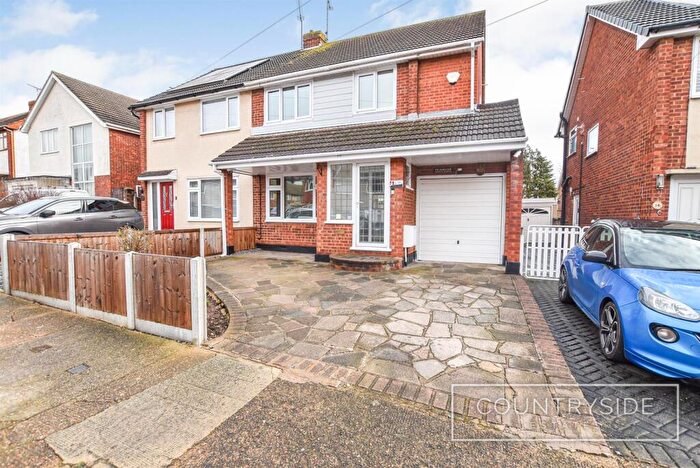 4 Bedroom Semi Detached House For Sale In Fairview Crescent, Benfleet, SS7