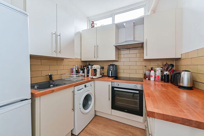 2 Bedroom Flat To Rent In Wilton Road, Colliers Wood, London, SW19