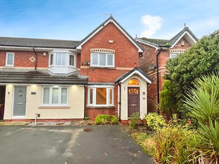 2 Bedroom Mews For Sale In Eastwood Close, Bolton, BL3