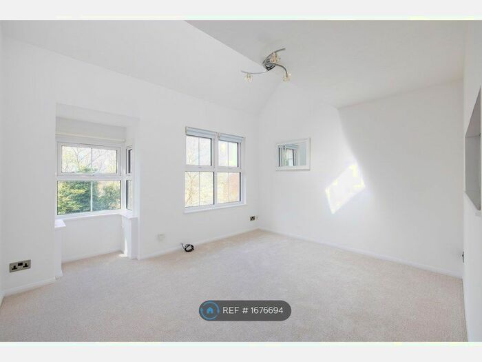 2 Bedroom Flat To Rent In Windmill Rise, Kingston Upon Thames, KT2