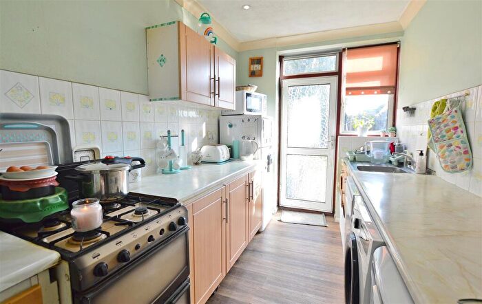 2 Bedroom Terraced House For Sale In Gascons Grove, Slough, SL2