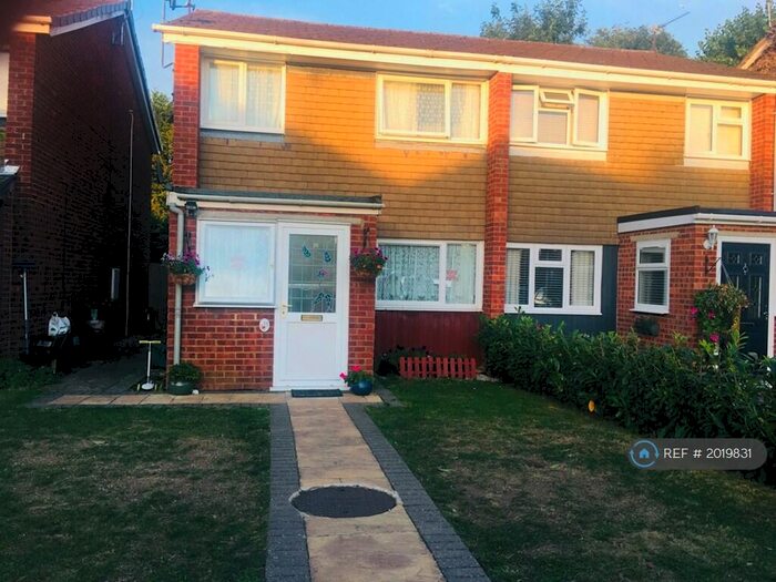 3 Bedroom Semi-Detached House To Rent In Devitt Close, Reading, RG2