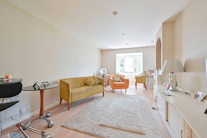 2 Bedroom Flat For Sale In Richfield Road, Bushey, WD23