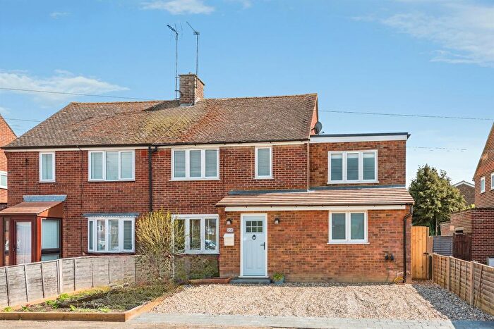 3 Bedroom Semi Detached House For Sale In Queens Close, Thame, OX9