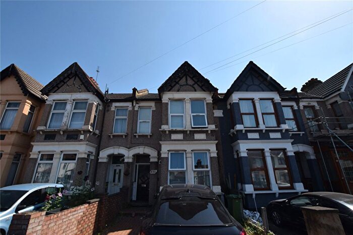2 Bedroom Flat For Sale In Whalebone Lane North, Chadwell Heath, RM6