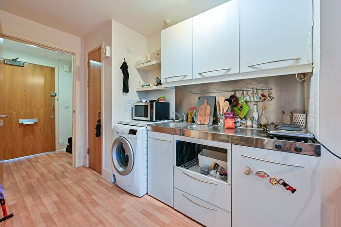 Studio To Rent In Long Lane, Borough, London, SE1