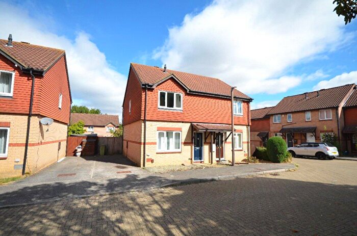 3 Bedroom Semi Detached House To Rent In Pettingrew Close, Walnut Tree, Milton Keynes, MK7