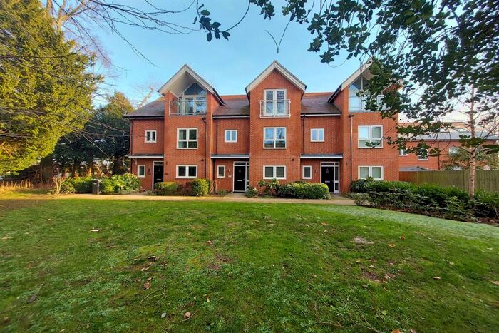 4 Bedroom Town House To Rent In Nicolls Close, Cholsey, OX10