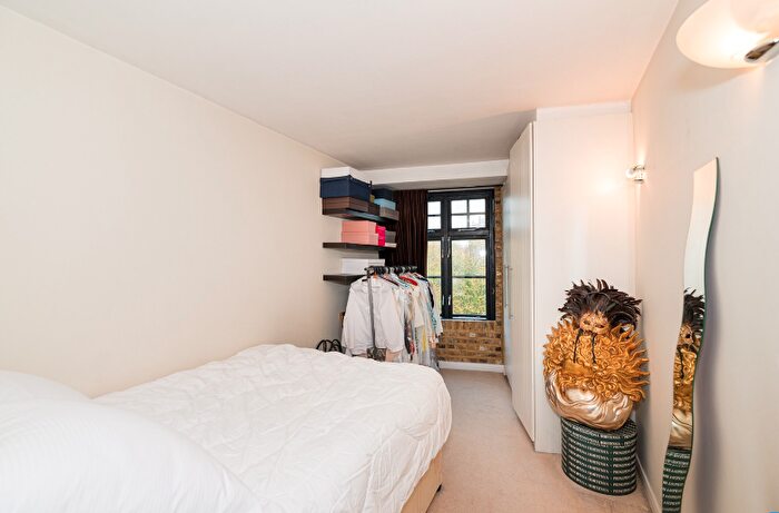 2 Bedroom Flat For Sale In Sanctuary Court, Reardon Path, London, E1W