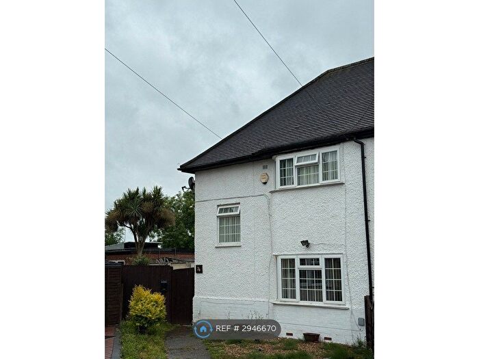 4 Bedroom Semi-Detached House To Rent In St Georges Crescent, Slough, SL1