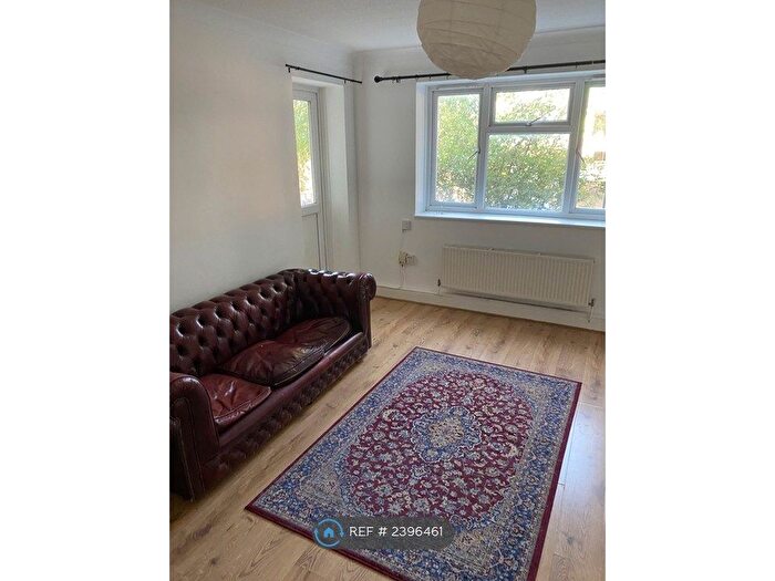 3 Bedroom Flat To Rent In Bracklyn Court, London, N1