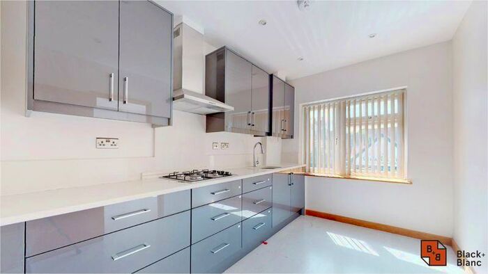 3 Bedroom Flat To Rent In Station Road, West Wickham, BR4