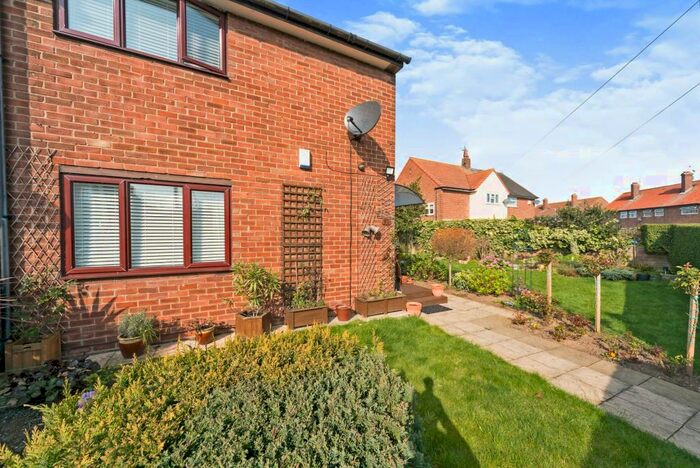 2 Bedroom Semi-Detached House For Sale In Dodswell Grove, Hull, East Yorkshire, HU9