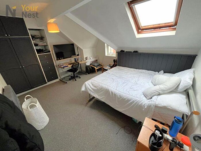 3 Bedroom Flat To Rent In Winston Gardens, Headingley, Leeds, LS6