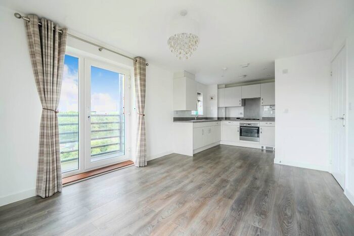 2 Bedroom Flat To Rent In Jennett`S Park, Bracknell, RG12