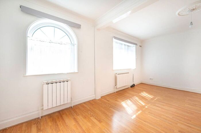 2 Bedroom Flat To Rent In Edward Avenue, Chingford, London, E4