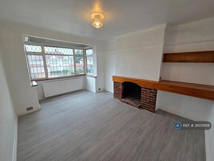 2 Bedroom Maisonette To Rent In Lyne Court, London, NW9