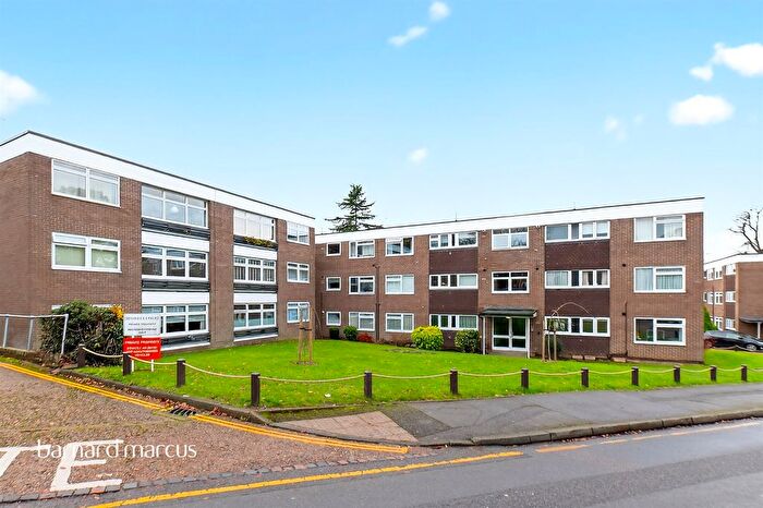 2 Bedroom Flat For Sale In Downs Hill Road, Epsom, KT18