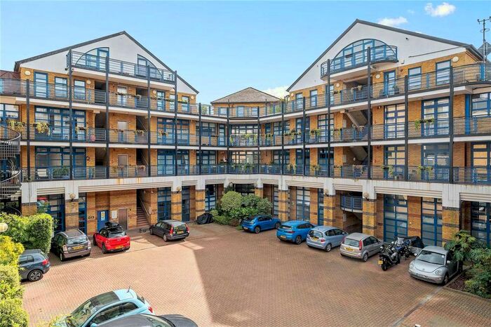 3 Bedroom Flat To Rent In Chilton Street, Shoreditch, E2