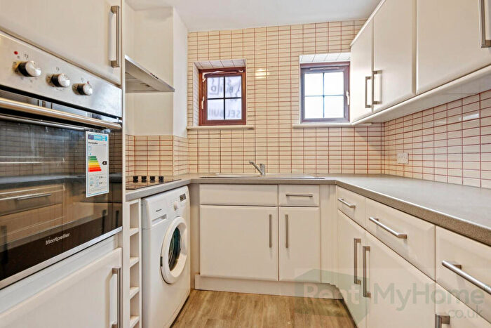 1 Bedroom Flat To Rent In Athol Square, London, E14