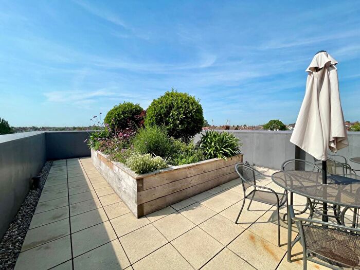 2 Bedroom Flat For Sale In Elmtree Lodge, Cranleigh Drive, Leigh-on-sea, SS9