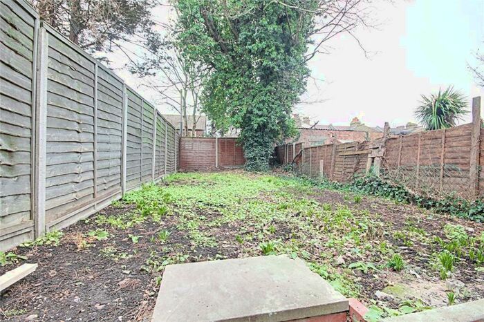 4 Bedroom Semi-Detached House To Rent In Kingsway, Enfield, EN3