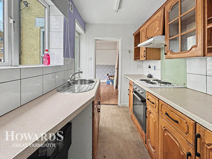 3 Bedroom Semi-Detached House For Sale In School Road, Great Yarmouth, NR30