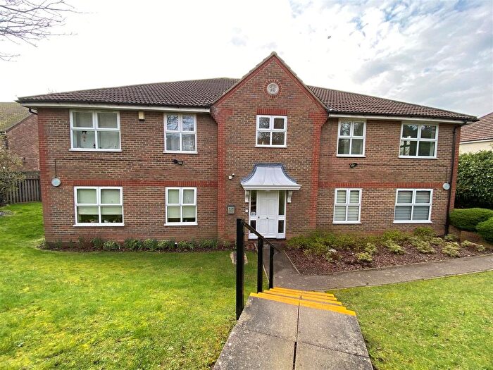 2 Bedroom Flat To Rent In Lockswood Close, Cockfosters, EN4