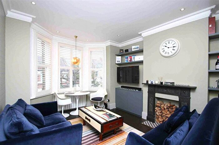 2 Bedroom Flat To Rent In Cromford Road, Wandsworth, London, SW18
