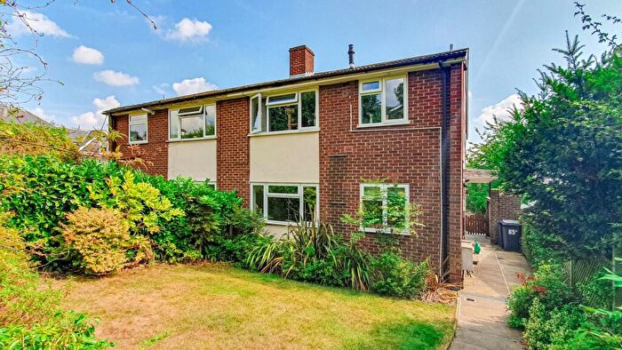 2 Bedroom Maisonette For Sale In Bells Hill, Barnet, EN5