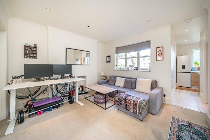 2 Bedroom Flat For Sale In Fulham Park Gardens, London, SW6