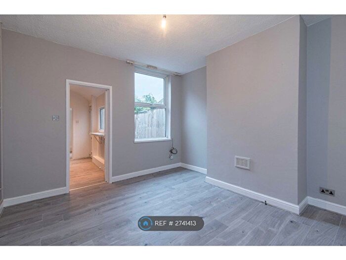 3 Bedroom Terraced House To Rent In Bathley Street, Nottingham, NG2